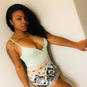 Meet your Posher, Leila